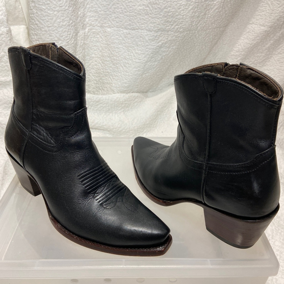 Tecovas women’s black, full grain, leather, Cowboy Boots, hand stitched - Picture 3 of 8